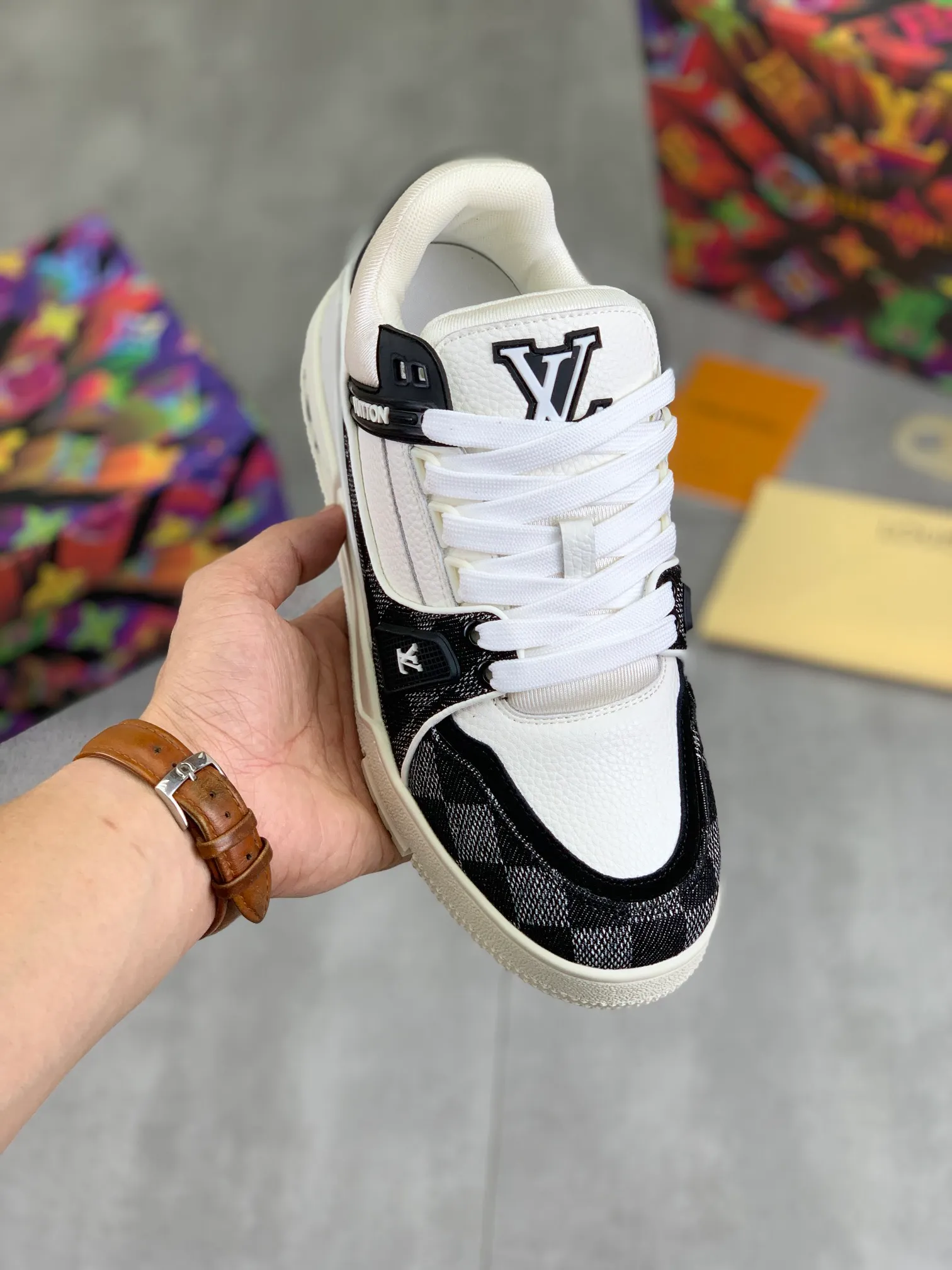 Men's shoes 💰P580 New style 💰💎💎Latest color High version 2025Louis*Vuitto* LV Traine Catwalk TRAINER outsole and fabric private model A shoe that definitely costs a lot of money and effort. This series was designed after the arrival of Vifgil. It is favored by many fans every season. Original TPU outsole Original packaging Men's size: 38-45 (46 can be customized) Color: White available (available from stock, super fast delivery)